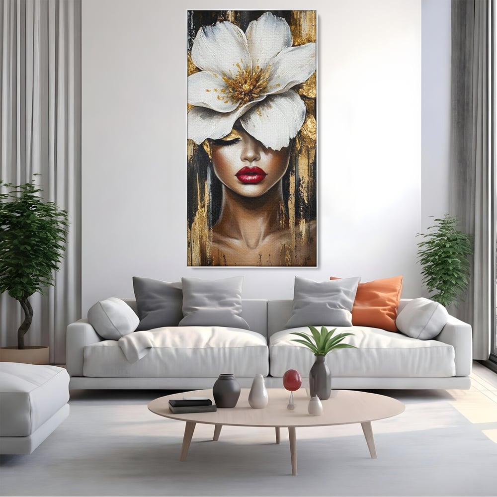 Tablou canvas cu tablou canvas cu portret de femeie si floare, in rama de aluminiu argintiu, pe perete intr-un living